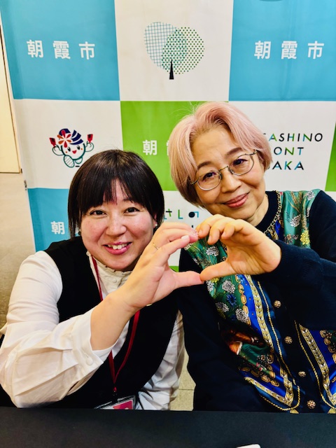 参加者の方と手でハート作って撮影してくださいました